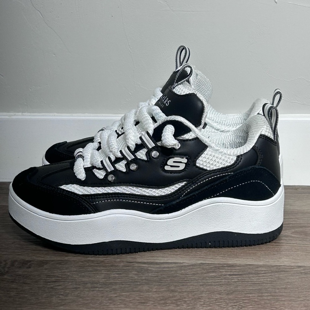 Sketchers D’Lites Wave Crest Sneaker - Size 8